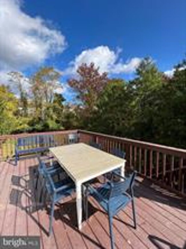 Building Photo - BEAUTIFUL END UNIT TH NEAR DOWNTOWN ROCKVILLE