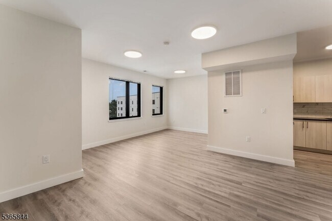 Building Photo - 72 S Essex Ave