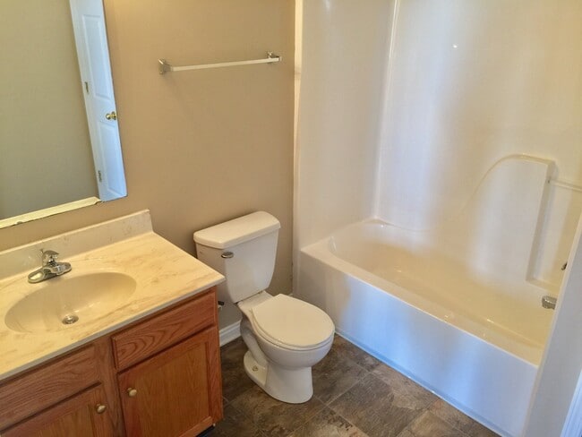 Building Photo - Beautiful Home in Quiet Cul-De-Sac Shelbyville! Basement!