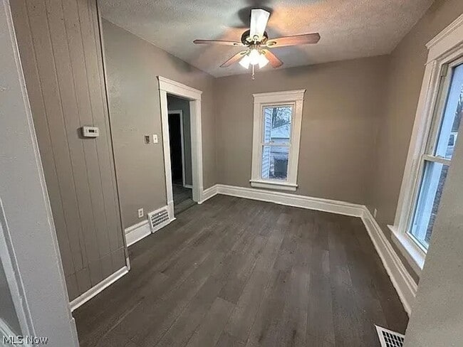 Building Photo - Spacious 4-Bedroom Home in Cleveland
