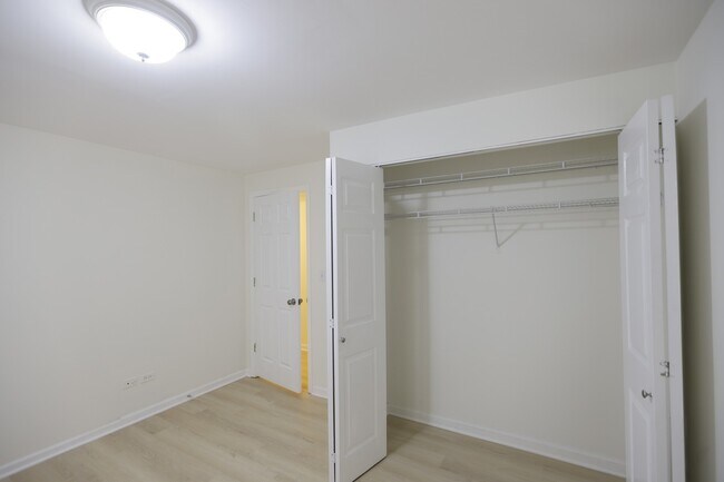 Building Photo - 1223 E 52nd St