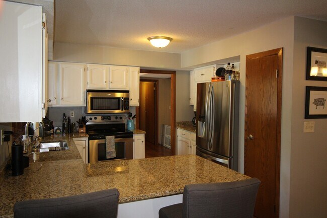 Building Photo - Entertainers dream in the heart of Eden Pr...