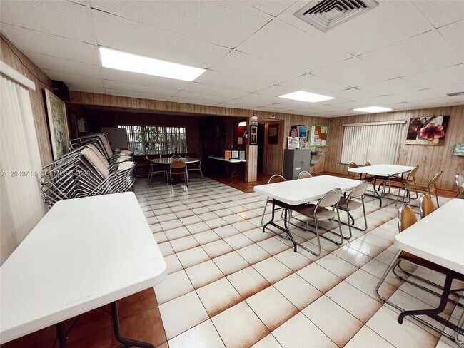 Building Photo - 501 Blue Heron Dr