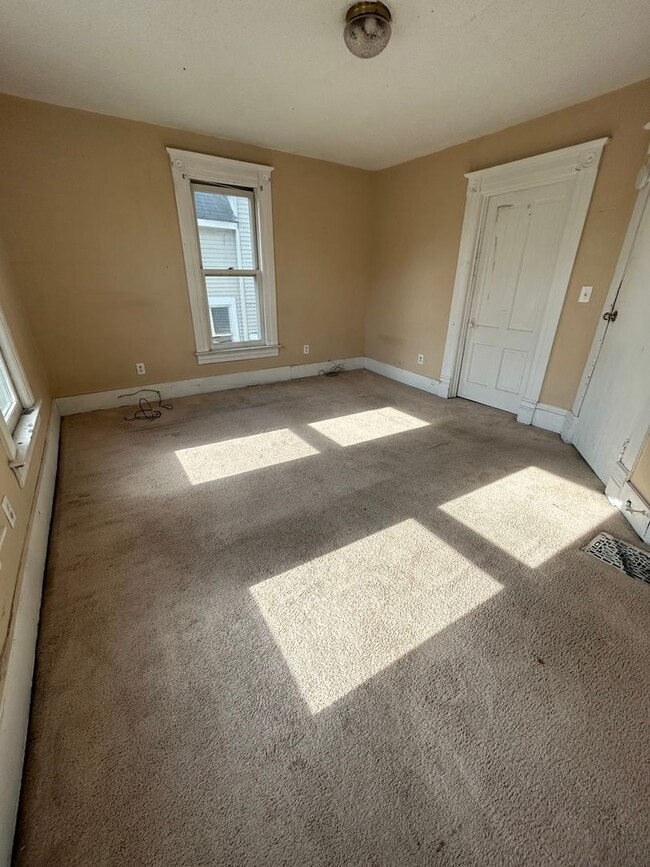 Building Photo - Large Five Bedroom House