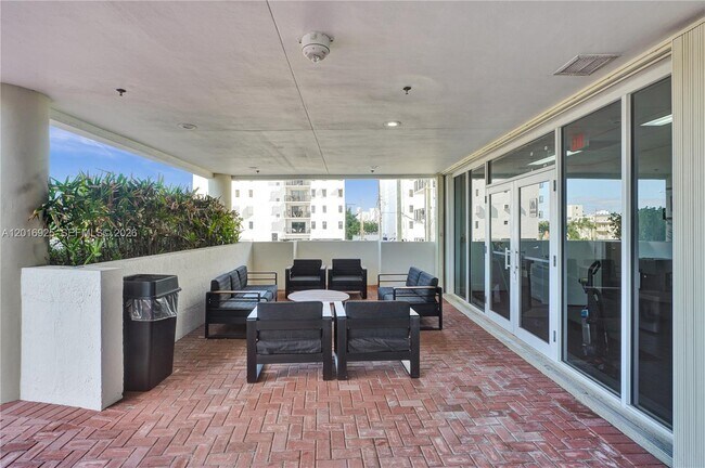 Building Photo - 6422 Collins Ave