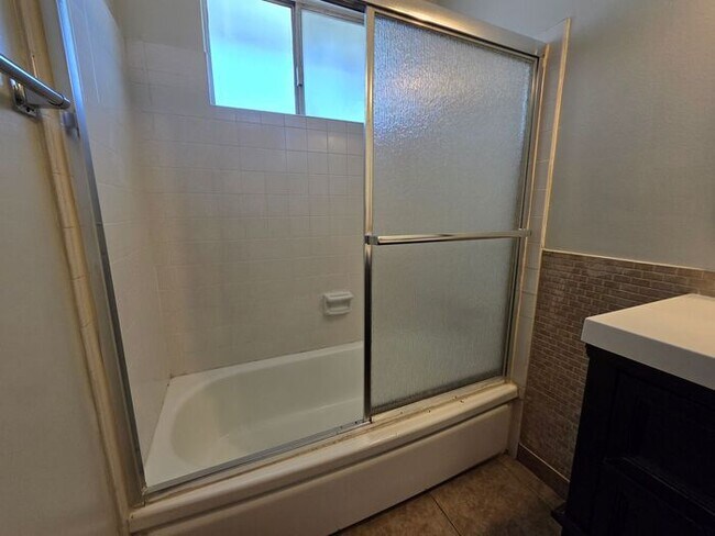 Building Photo - New Listing!
