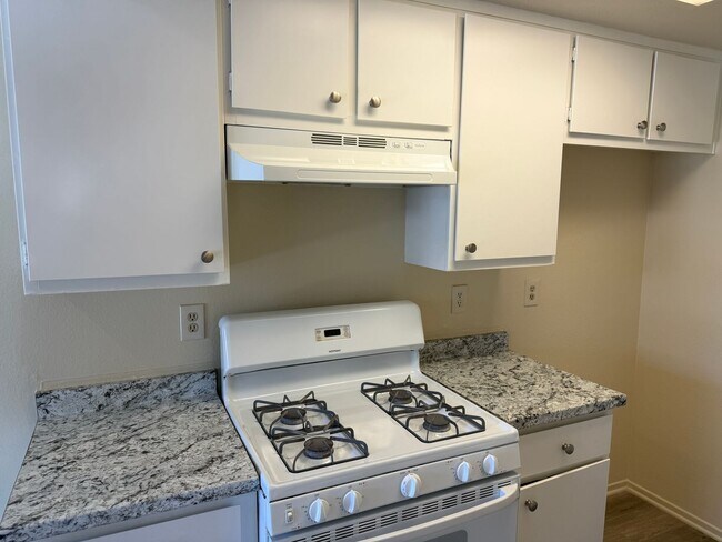 Building Photo - 1230 Hull Pl