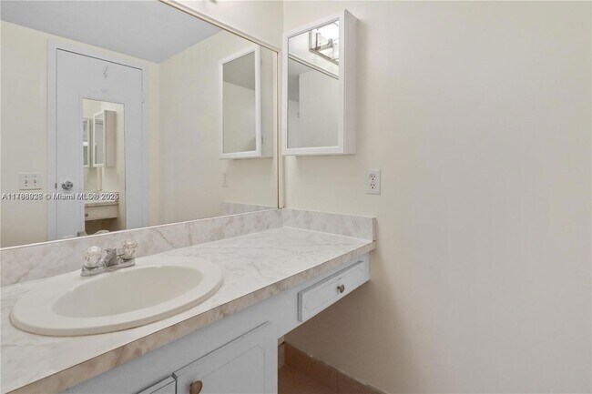 Building Photo - 8421 Lagos De Campo Blvd
