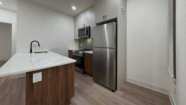 Building Photo - 6049 Elmwood Ave