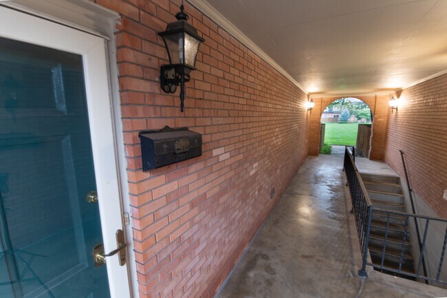 Hallways allows to get fresh air in bad weather without getting wet - 8508 Canterbury Sq E