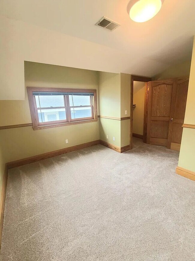 Building Photo - Great Southwest Minneapolis 3br/2ba Home - Avail June 1 for long term lease