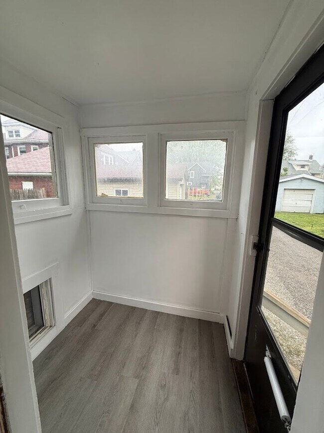 Building Photo - Three bedroom one bathroom home for rent