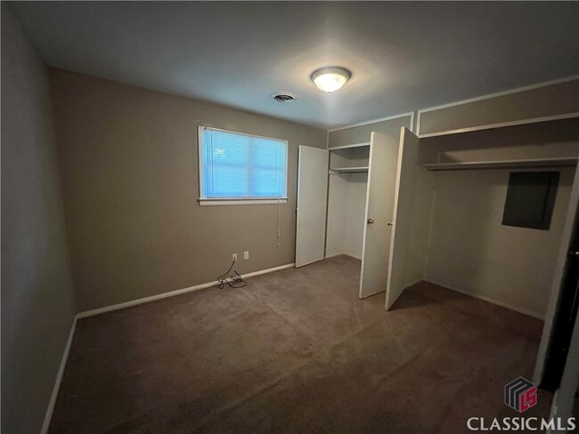 Building Photo - 129 Pineview Dr