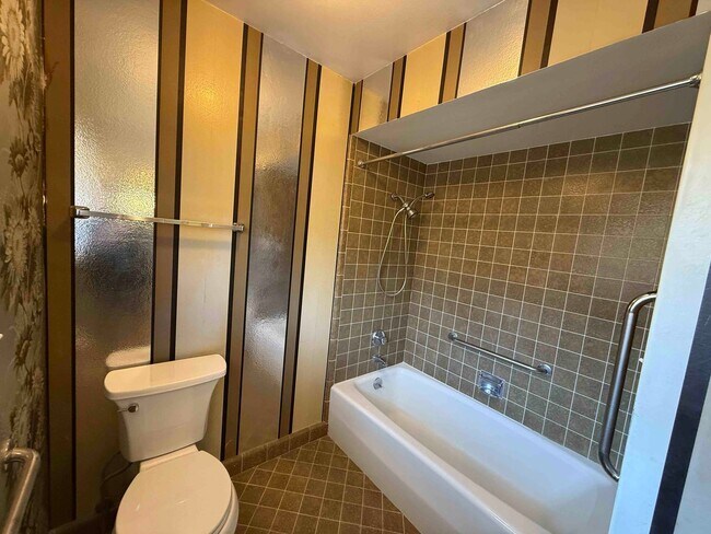 Building Photo - University Ave 3 Bedroom