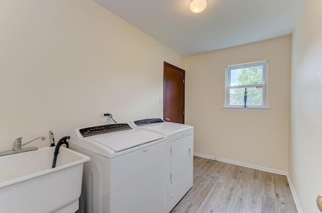 Building Photo - 1413 Skylark Ln
