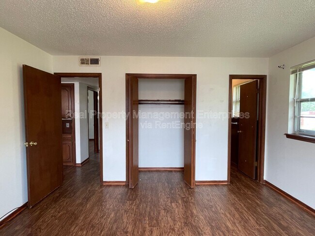 Building Photo - 4841 Newport Dr