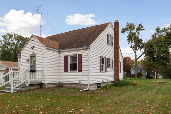 Building Photo - 629 St Clair Ave