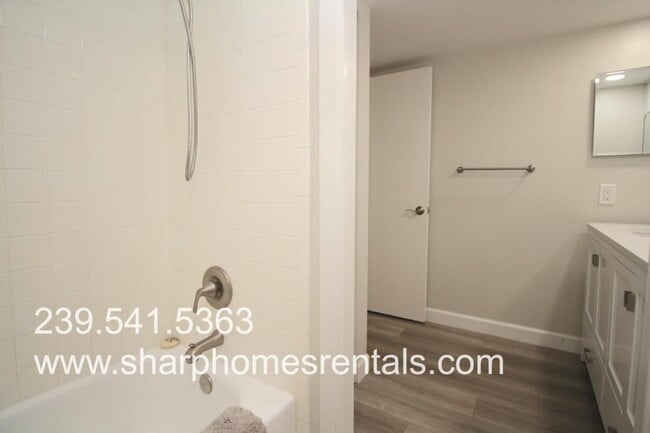 Building Photo - 5203 Cedarbend Dr