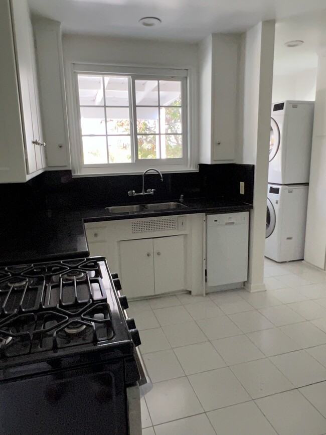 Kitchen with new appliances - 1242 Devon Ave