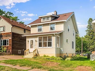 Front of house with driveway parking - 922 N 14th Ave E