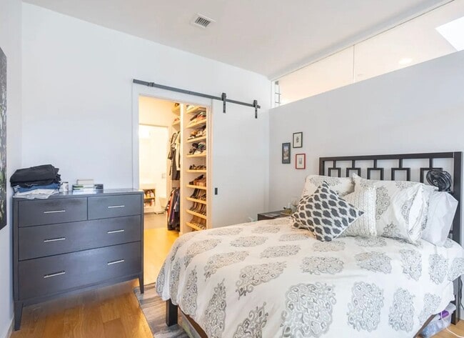 Building Photo - " Coming Soon " Top Floor 1 bed  + 1 bath Condo in DC // Fantastic Views