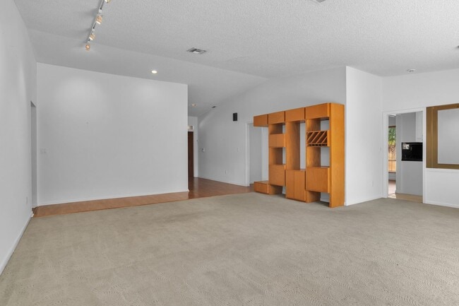 Building Photo - Beautiful home in quiet neighborhood