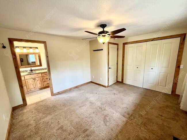Building Photo - Inviting single-level home in forested SW Bend neighborhood