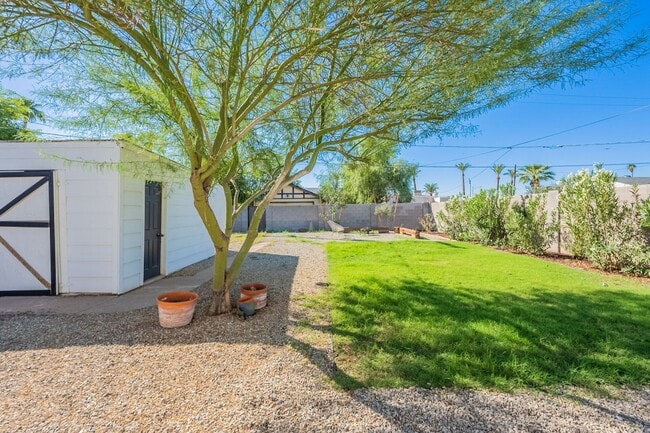 Building Photo - Rare 2 Bed 2 Bath Remolded Home in FQ Hist...