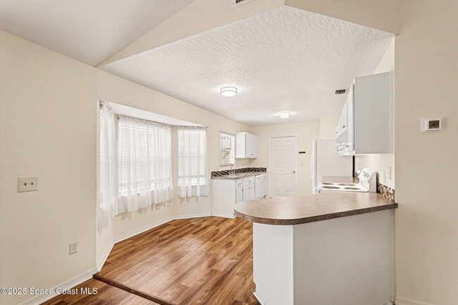 Building Photo - 880 Vocelle Ave