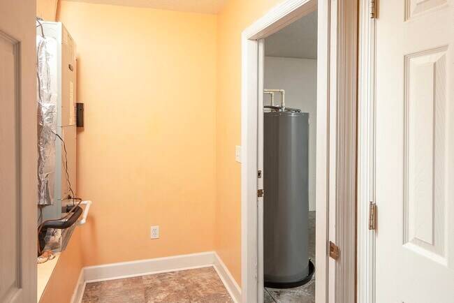 Building Photo - 4040 Red Pine Ln