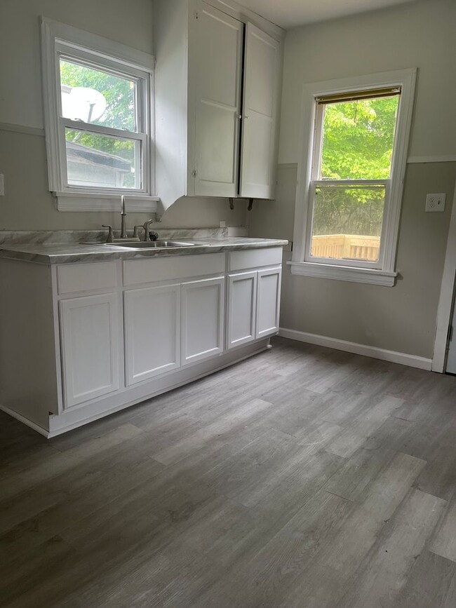 Building Photo - Section 8 Accepted! Spacious newly renovat...