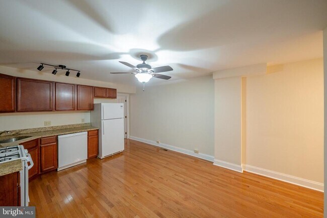 Building Photo - 340 W Gay St