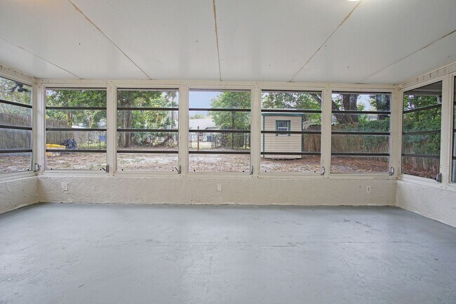 Building Photo - Private 2BR/1BA Duplex with Florida Room