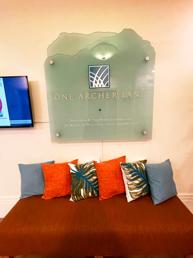 Building Photo - 801 S King St