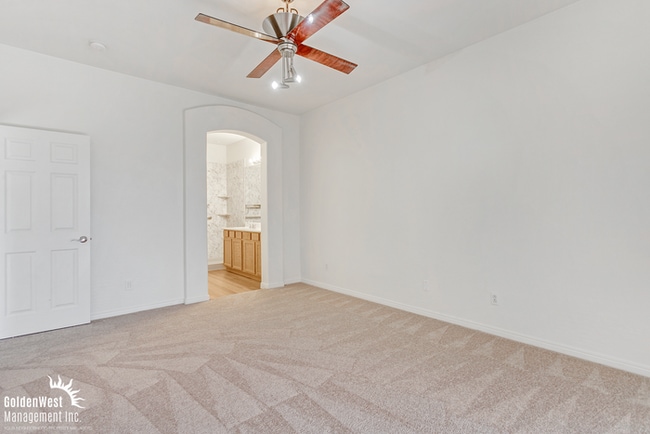 Building Photo - Gorgeous 2Bdm 2Ba Home with Golf-Course Vi...