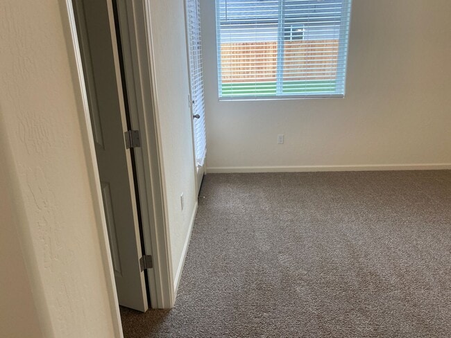 Building Photo - Newer 3 Bedroom 2 Bathroom Home in Tulare!