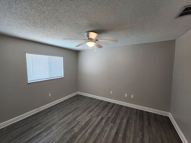 Building Photo - Housing Voucher Accepted -Upgraded 3 Bedroom 2 Bath - Minutes from Super Target and Publix