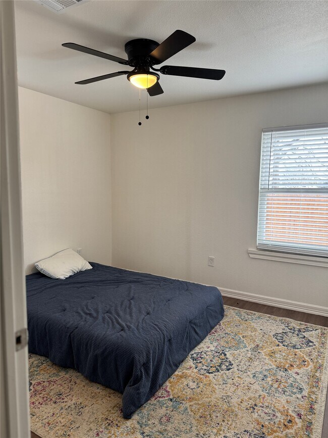 Building Photo - 5607 Collins Rd