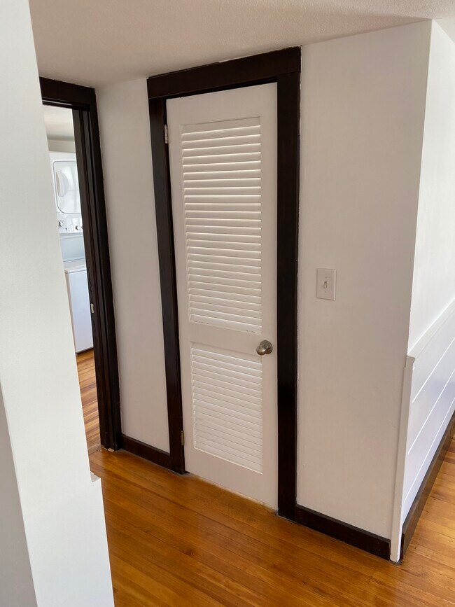 Building Photo - 54 Bridge St