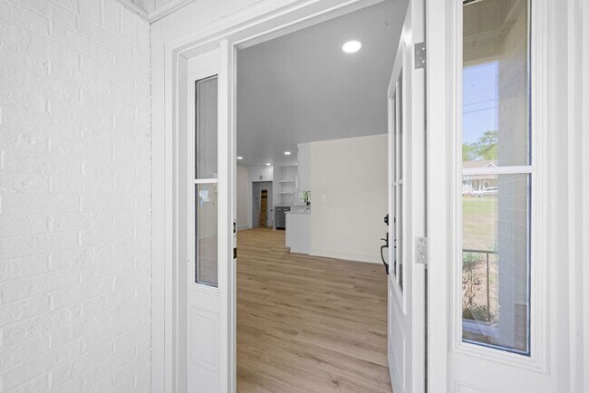 Building Photo - Remodeled 3 bd 2 ba rental in Southside!!