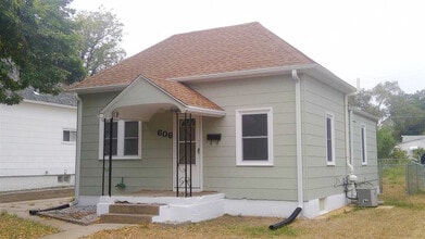 Building Photo - 606 E 7th St