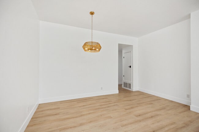 Building Photo - 31 Oak Knolls