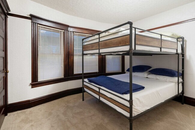 Building Photo - 26 NE 11th Ave