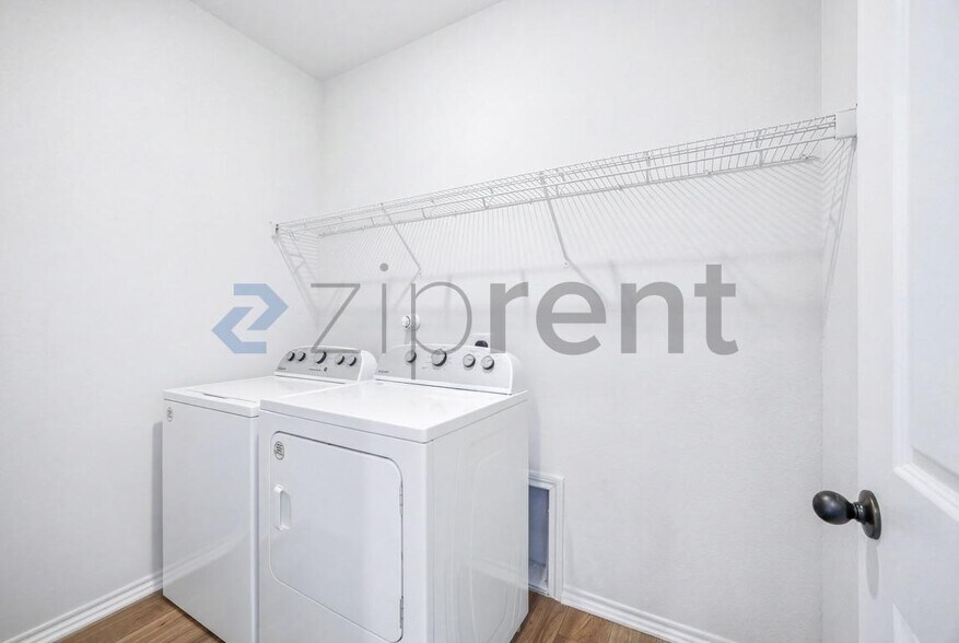 Building Photo - Unit