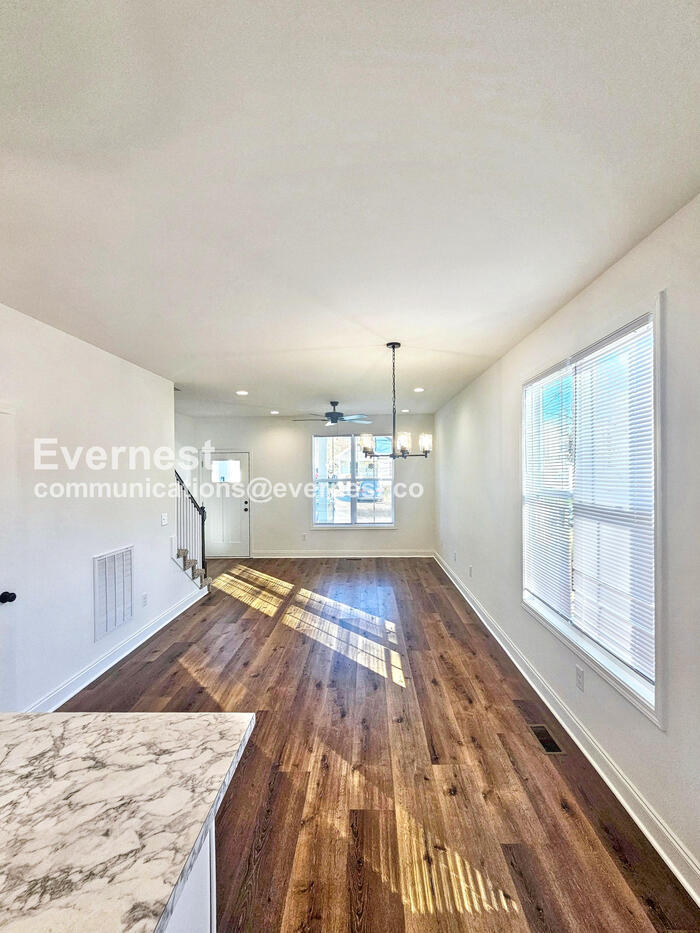 Building Photo - 112 W 21st Ave