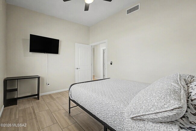Building Photo - 208 S Montgomery Pl
