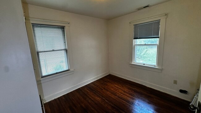 Building Photo - 910 E 3rd Ave