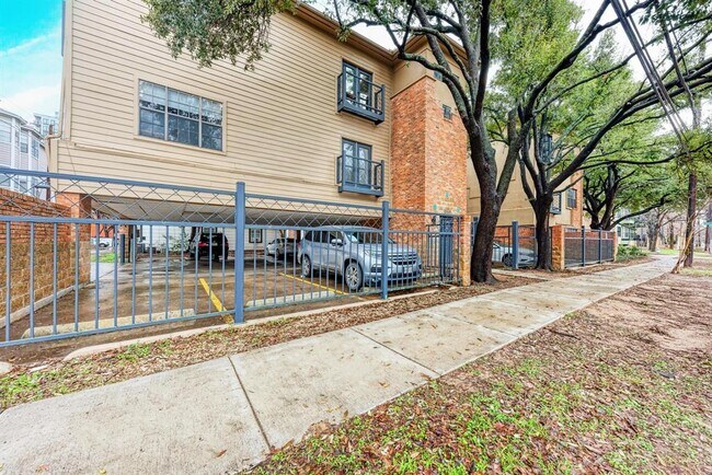 Building Photo - 914-22 1/2 W 22 1/2 St