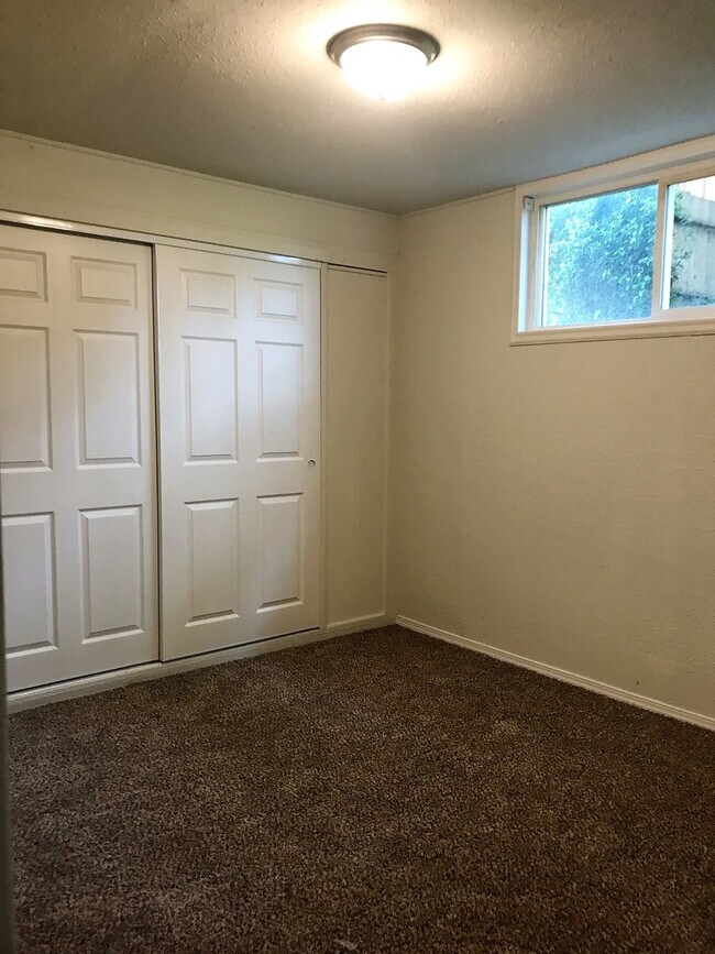 Building Photo - Charleston District- 1 bed 1 bath with W/D...