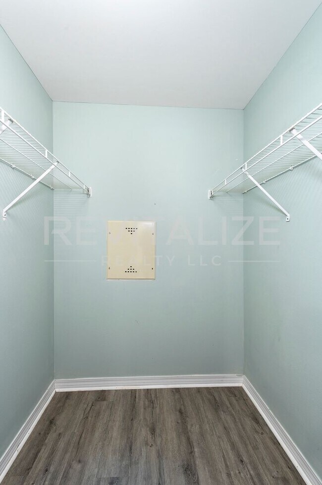 Building Photo - 1549 Majesty Loop